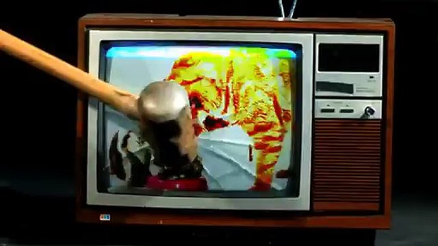 Deux hommes bourrés jouent avec un taser