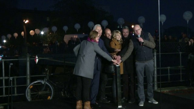 Une ligne de ballons lumineux à Berlin retrace l'ancien Mur