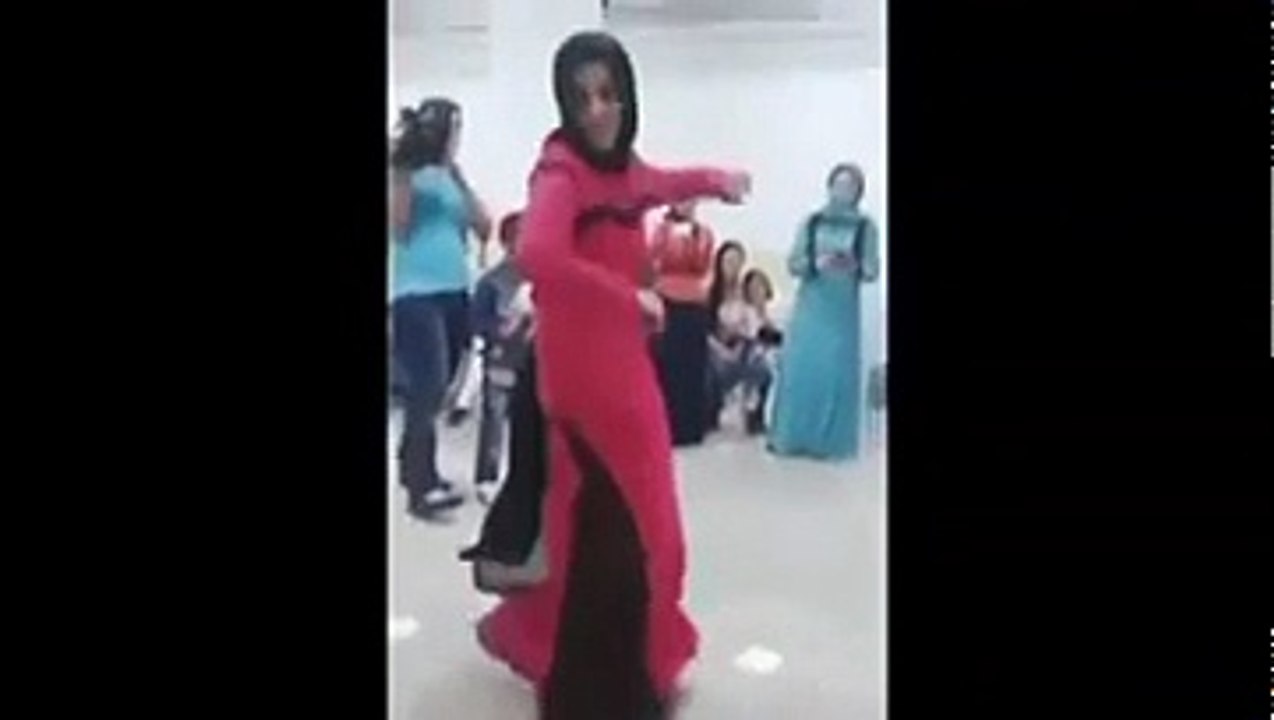 Apaçi dansı yapan tesettürlü