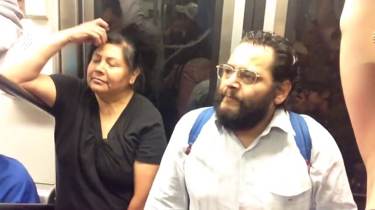 Pablo Lopez chante dans le métro à Mexico