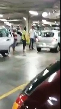 Il s'énerve dans un parking et défonce une voiture