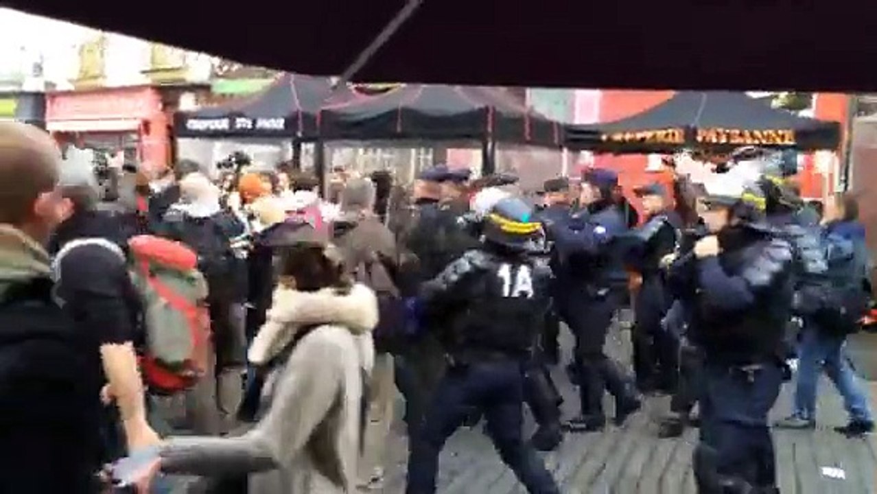 Les CRS repoussent la manif à Rennes
