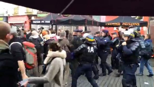 Les CRS repoussent la manif à Rennes