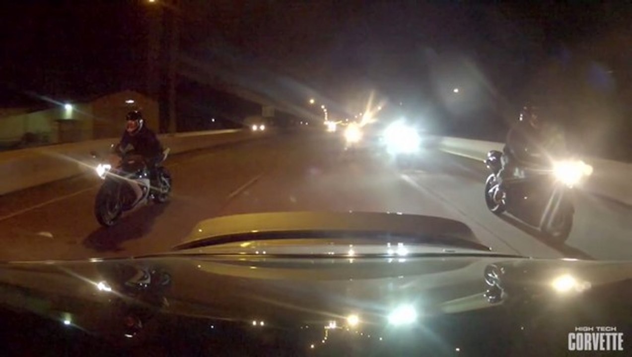 Porsche 911 de 1200 ch contre des motards