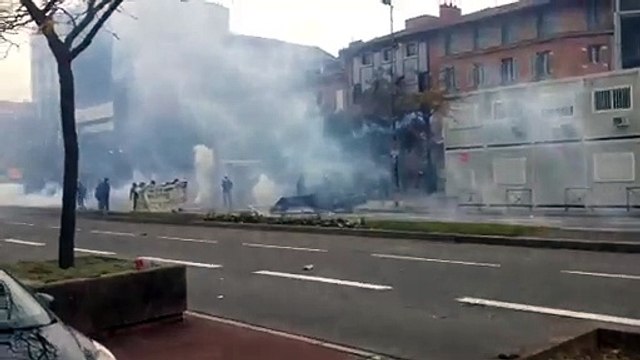 Les policiers ont utilisé des bombes lacrymogènes pour repousser les manifestants