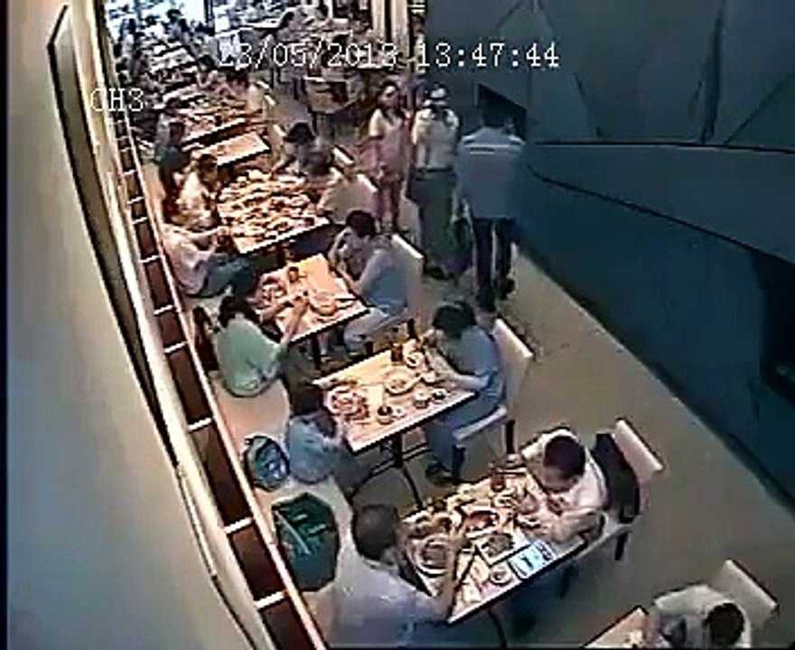 سرقه شنطه من على كرسى بالمطعم