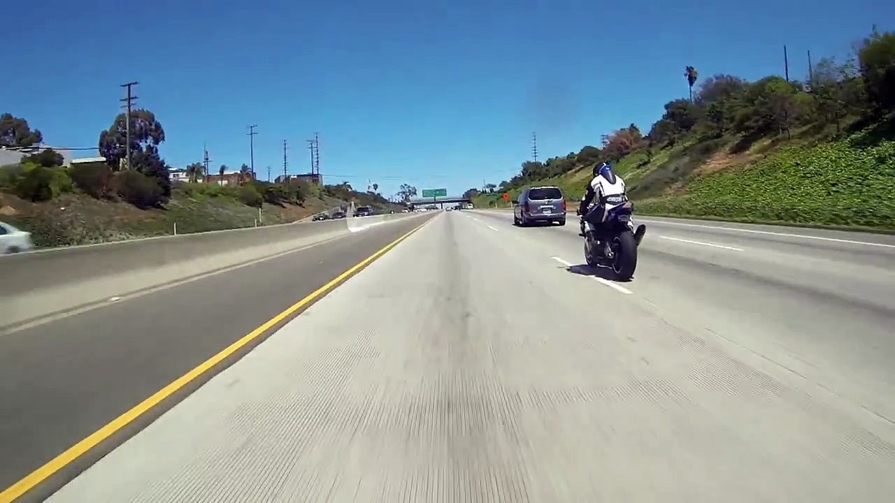 Yamaha R1 vs BMW HP4 S1000RR  - Araba Tutkum