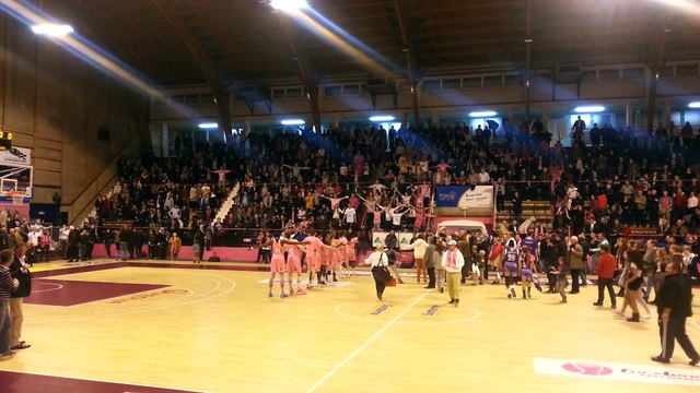 Arras: clapping des Demoiselles du basket après leur victoire contre Tarbes