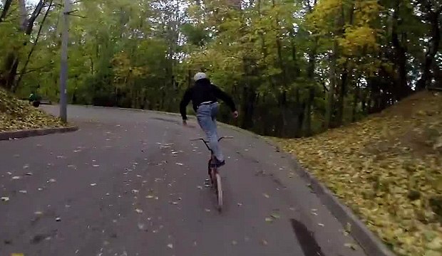 Il descend une pente debout sur son vélo
