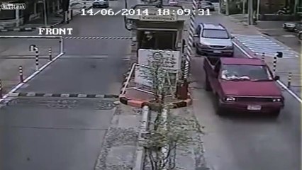 2 Men attack security guards