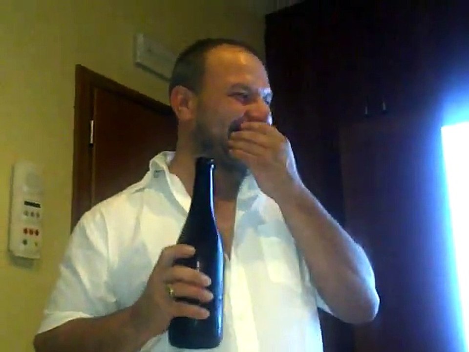 [Clippini Story] Aquila stappa con i denti bottiglie di vino analcolico perchè dobbiamo guidare