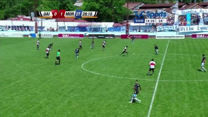 un gardien réalise un arrêt version retourné acrobatique