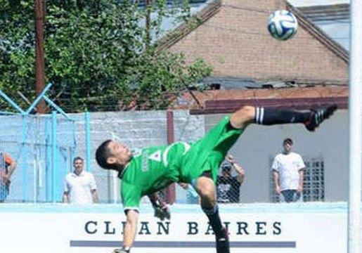 Un gardien sauve son but grâce à un retourné acrobatique !