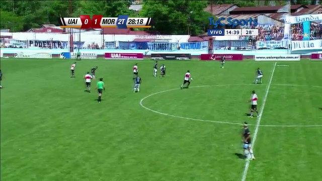 Un gardien évite un but sur une bicyclette