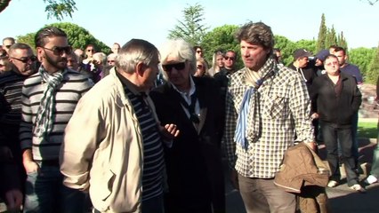 نحو الف شخص في مأتم عازف الغيتار الاسطوري مانيتاس دي بلاتا