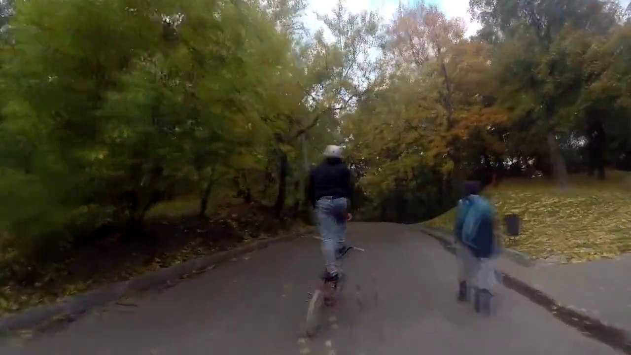 Belle descente debout sur la selle en BMX