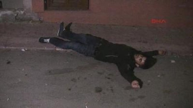 Müşterilerin Kavgasından Korkup 2'nci Kattan Atladı