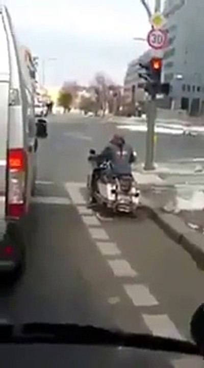 La moto de ce biker cache quelque chose que vous ne pouvez pas imaginer...