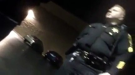 Ce flic n'a rien à faire de vos droits : claque dans la tête direct!