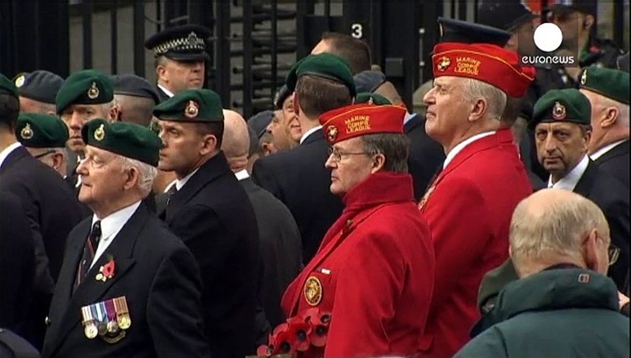 Queen Elizabeth leads Remembrance Day tributes in WWI 100th anniversary year