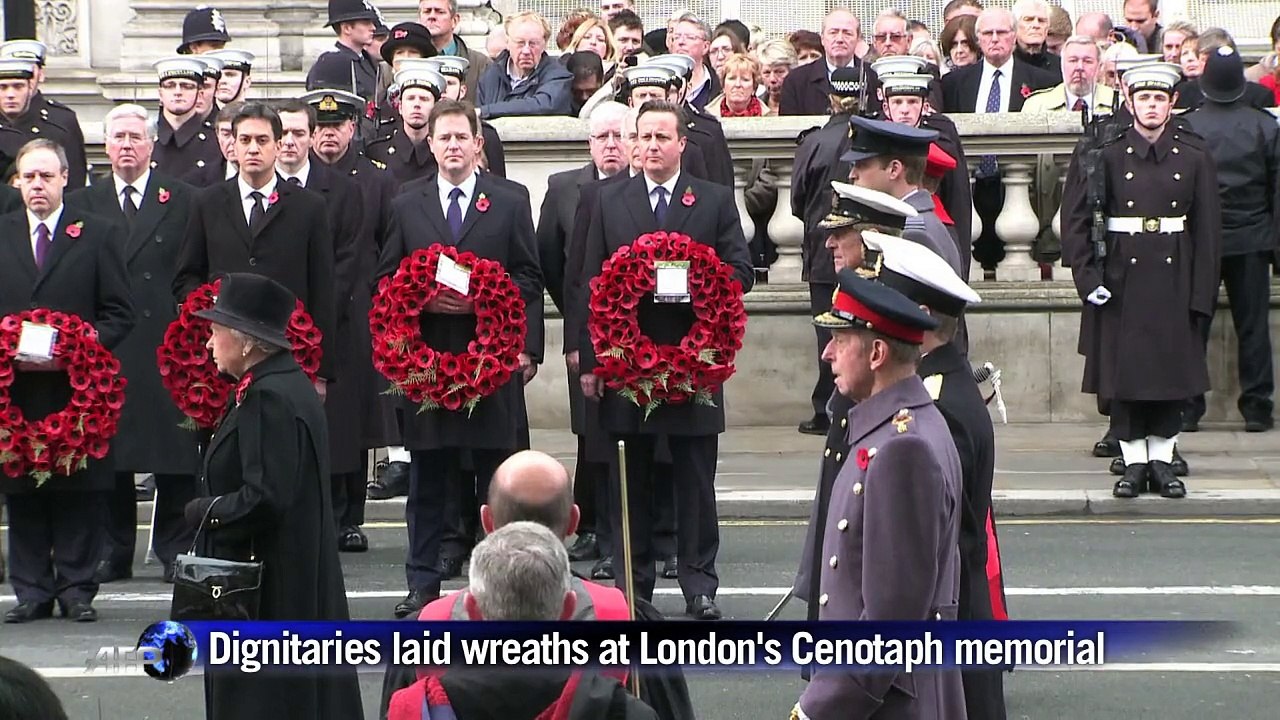 Queen leads Britain in tribute to World War I dead