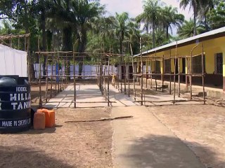 Sierra Leone: sans ambulance ni fossoyeurs, les villages s'organisent contre Ebola