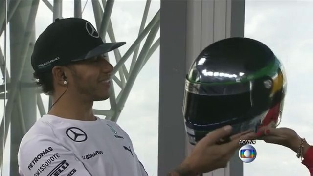 Fórmula 1 - Lewis Hamilton ganha capacete parecido com o do ídolo Ayrton de presente da família Senna globotv