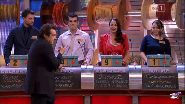 Flavio Insinna fra le concorrenti veggenti ad Affari Tuoi