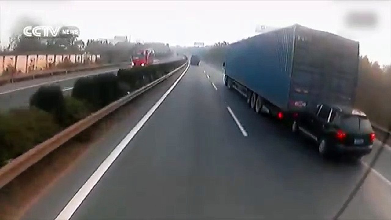 Tır, kazadan sonra Porsche Cayenne kilometrelerce sürüklüyor!