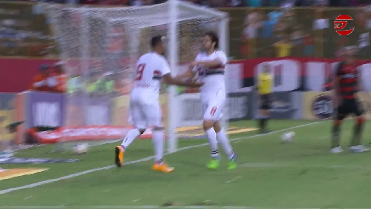 São Paulo vence o Vitória e continua na caça à Raposa