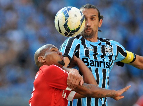 Grêmio goleia Inter, entra no G4 e causa confusão no fim