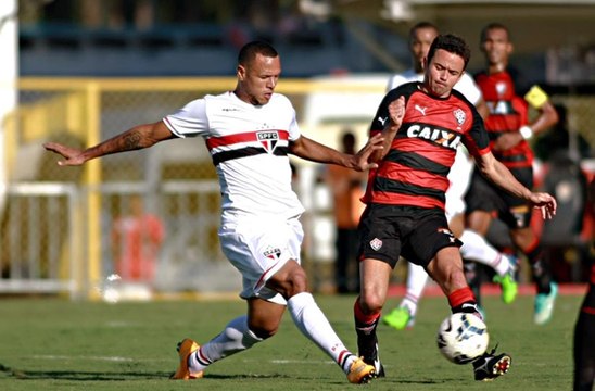 Luis Fabiano e Kaká decidem e São Paulo vence Vitória