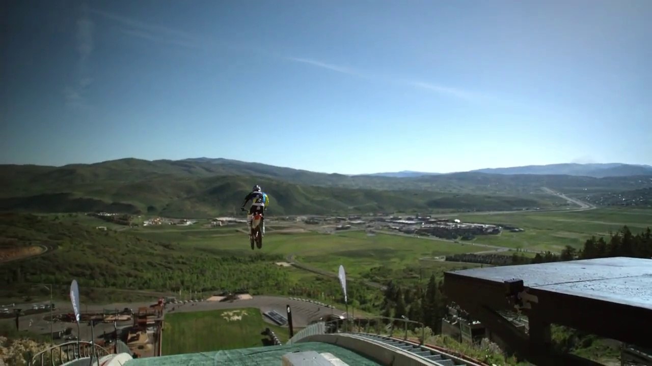 Une moto prend un tremplin de saut à ski