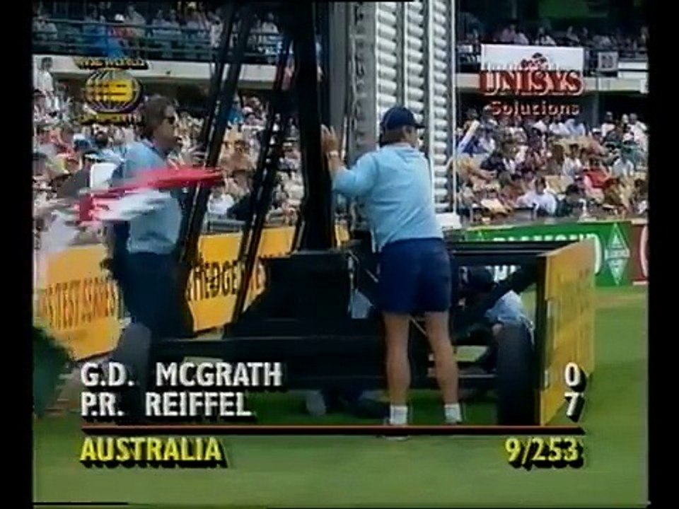WASIM AKRAM vs GLENN McGRATH  1995 lethal spell of bowling from the swing king