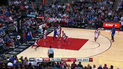 James Johnson dunk sur la tête de Brandon Davies