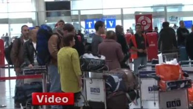 Atatürk Havalimanı'nda Ata'ya Saygı Duruşu