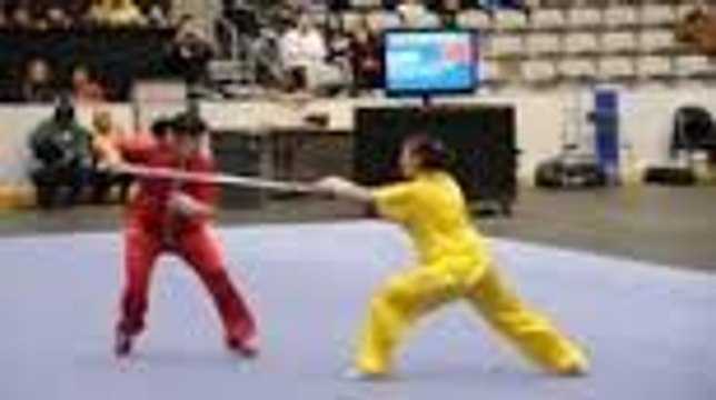 2 championnes d'arts martiaux font une Démonstration de wushu!