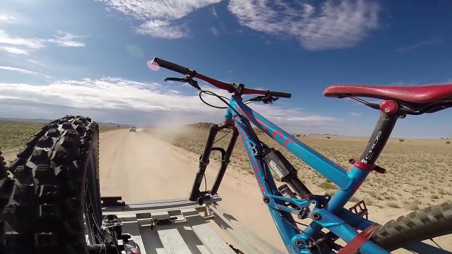 Faire du Downhill Mountain Biking dans les plaine sauvages d'Afrique!