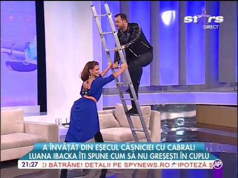 Un Présentateur TV tombe d'une échelle et s'éclate la tête en direct!