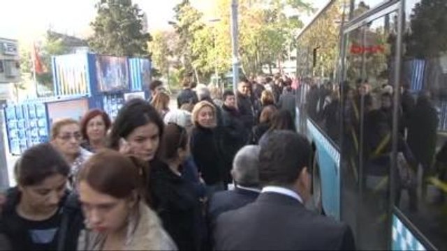 Ata'ya Saygı İçin Dolmabahçe'de İnsan Zinciri Oluşturuldu