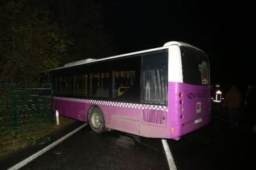 İett Otobüsü Otomobille Çarpıştı: 1 Yaralı