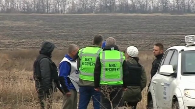Dutch investigators collect remains at MH17 crash site