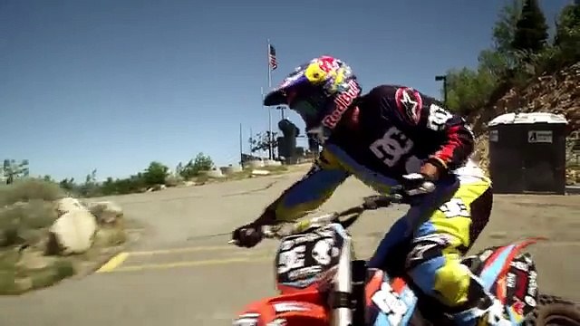 Saut à motocross sur un tremplin à ski