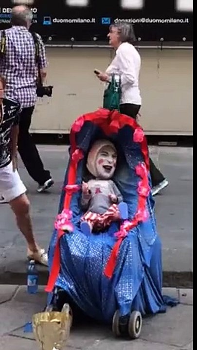 Un homme bébé dans une poussette