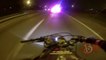 Course poursuite entre une moto et une  voiture de flics