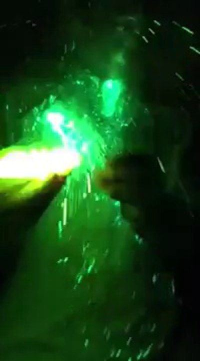 Un bâton lumineux lui pète à la figure