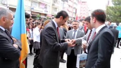 Burdur 10 Kasım Töreninde Öğrenciler Platformdan Düştü