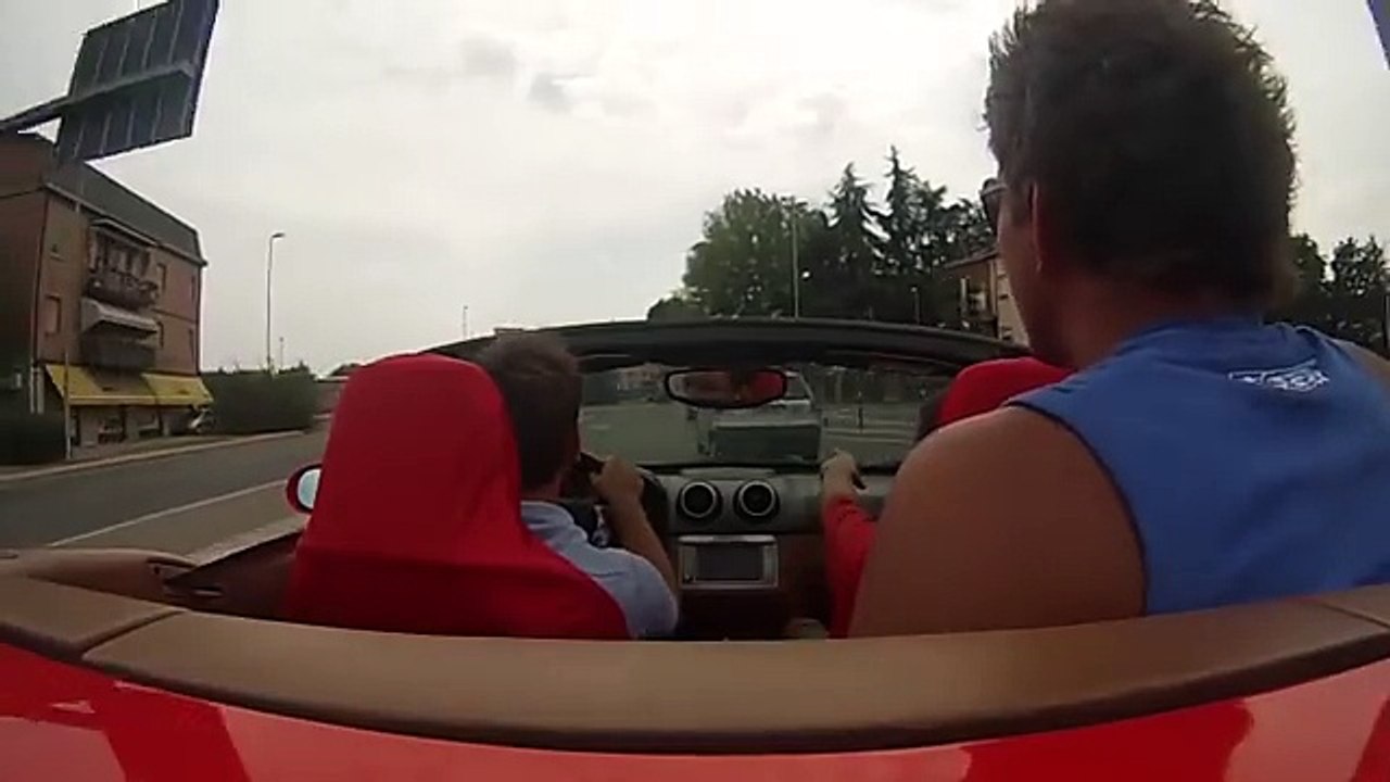 Ferrari an der Wand geschrottet