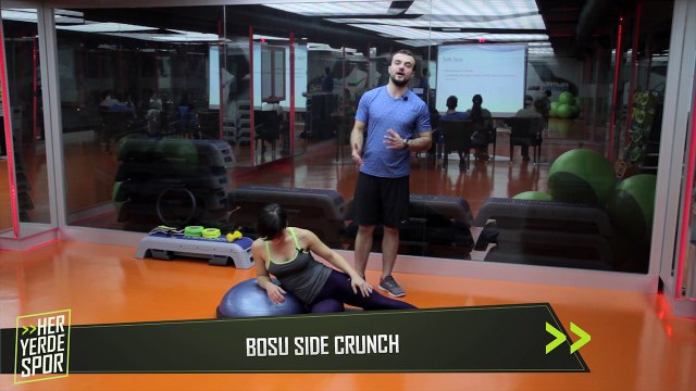 Yan Karın Kaslarını Çalıştırmak için Bosu Side Crunch - Her Yerde Spor