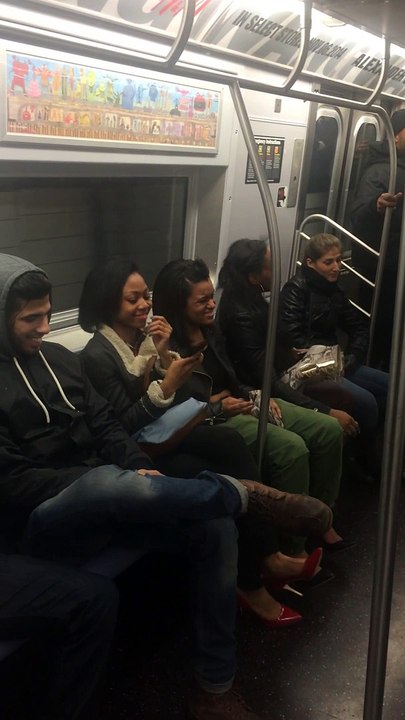Un homme giffle une femme arrogante dans le métro de NY